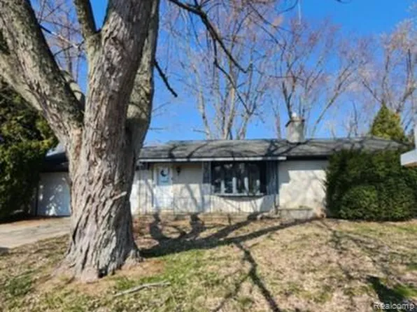 3626 Silver Sands Dr, Waterford, MI 48329