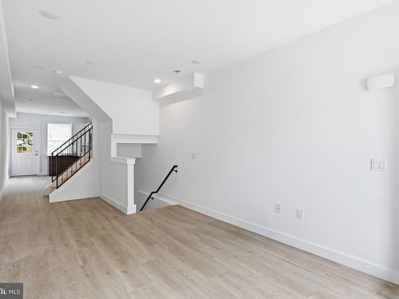 3rd image of 1027 W Arizona St