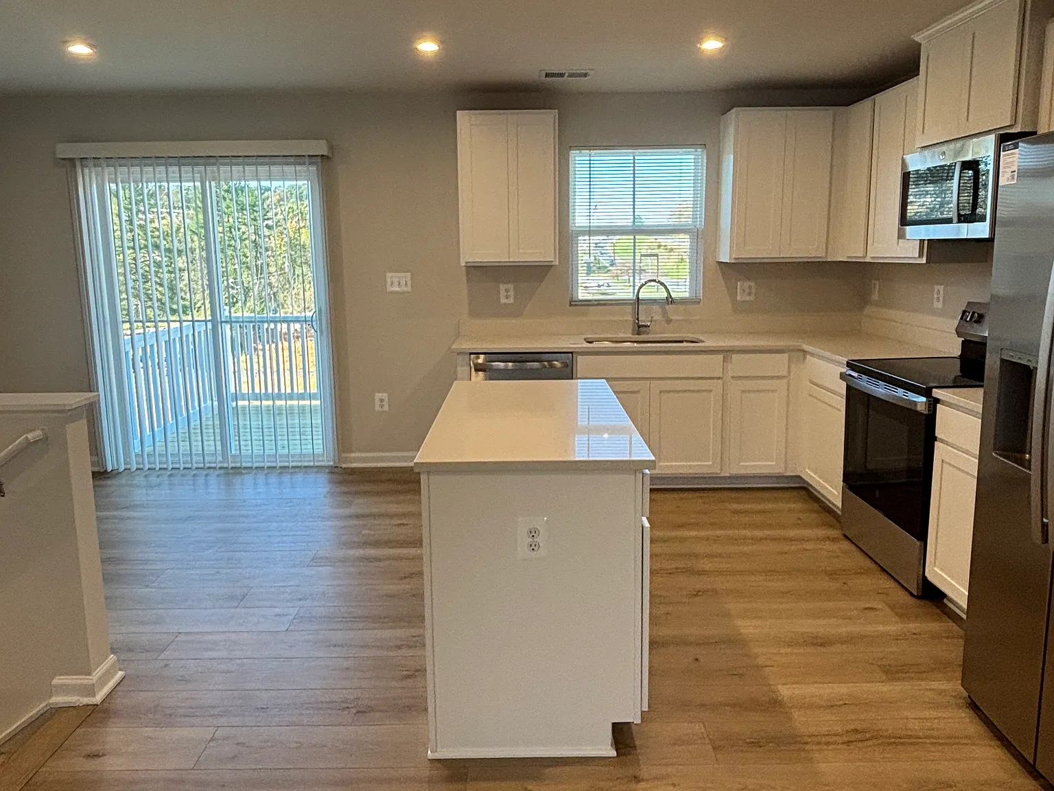 3 bed, 2.5 bath, 1577 sqft, $1,895 — Photo 2