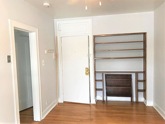 3rd image of 6714 N Northwest Hwy APT 208