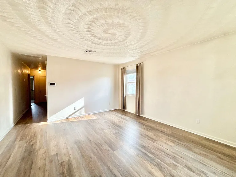 530 Louisa St — Photo 2