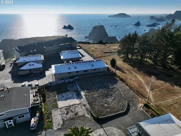 1250 Moore St, Brookings, OR 97415