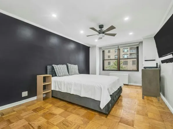 305 East 40th Street image 3 of 8