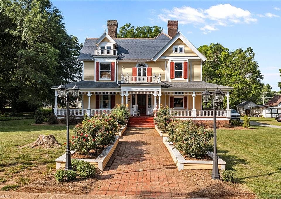 1st image of 204 Railroad Ave
