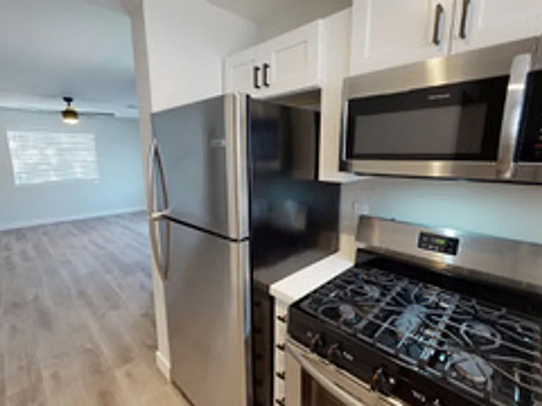 906 E Roma Ave — Photo 24