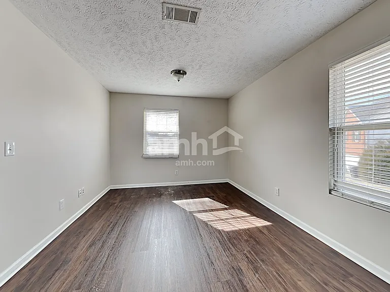 1316 Roxbury Ct — Photo 9