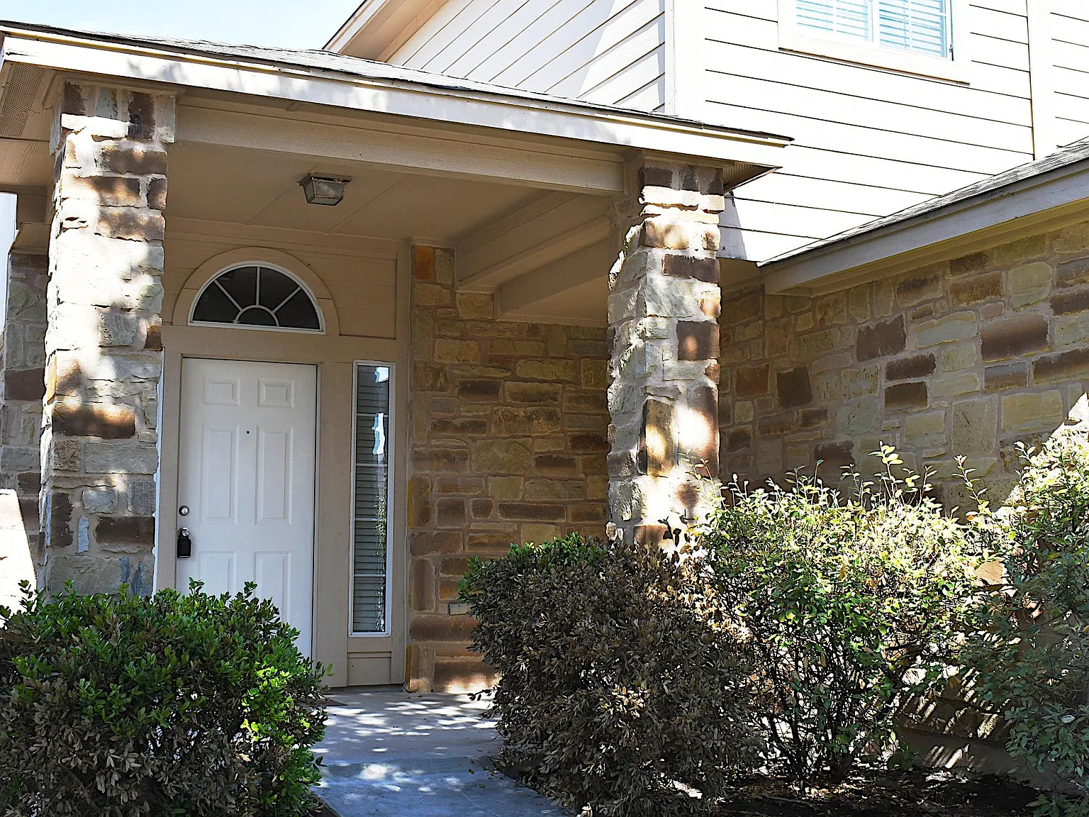 4 bed, 2.5 bath, 2482 sqft, $2,195 — Photo 2