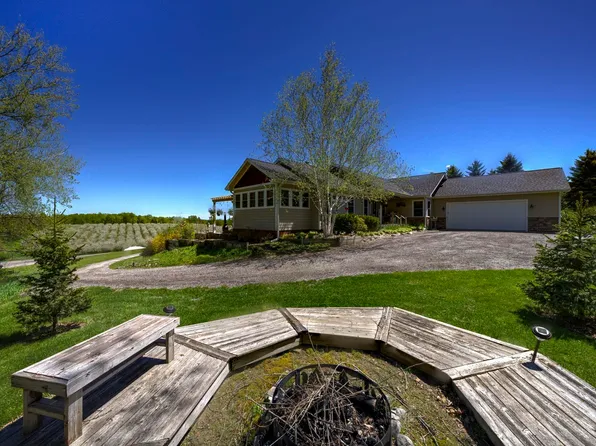 2567 N Evergreen Valley Dr, Suttons Bay, MI 49682
