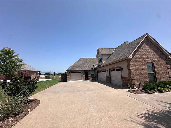 4th image of 3723 NE Eastlake Dr