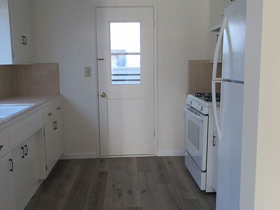 4th image of 2130 De La Vina St APT 7