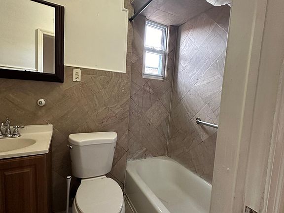 2nd image of 19 Winthrop Pl #2A