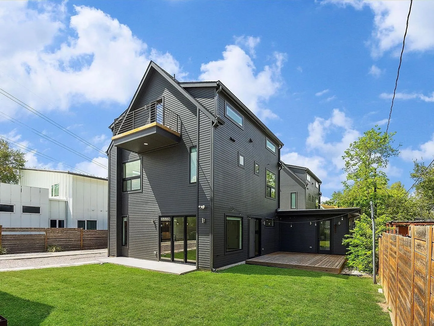 Modern 3BR + Loft in East Austin near ABP / Springdale — Photo 2