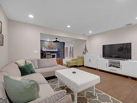 4th image of 118 Lablanc Way NW