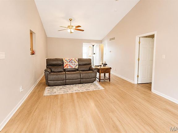 3rd image of 1024 Pin Oak Dr