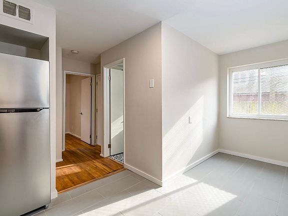 3rd image of D1-5092 Waterman Blvd