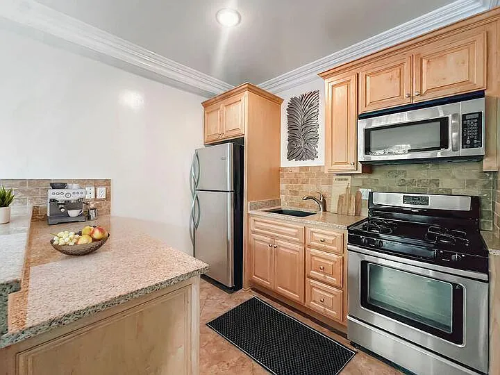 3 bed, 958 sqft, $3,150 — Photo 2
