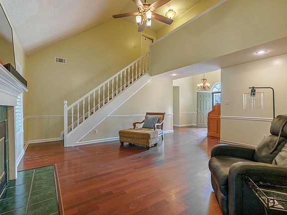 4th image of 3536 Earlynn Dr