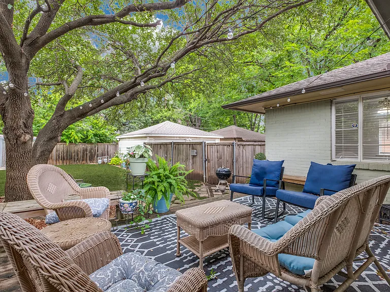 6323 Ravendale Ln — Photo 11