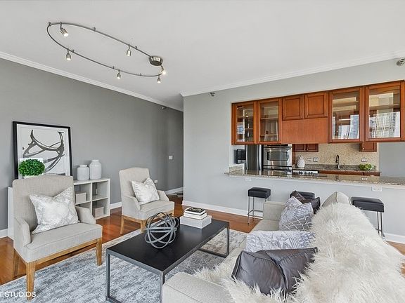 5th image of 1335 S Prairie Ave Unit 1306