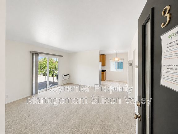 2nd image of 923 Ravenscourt Ave Unit 3