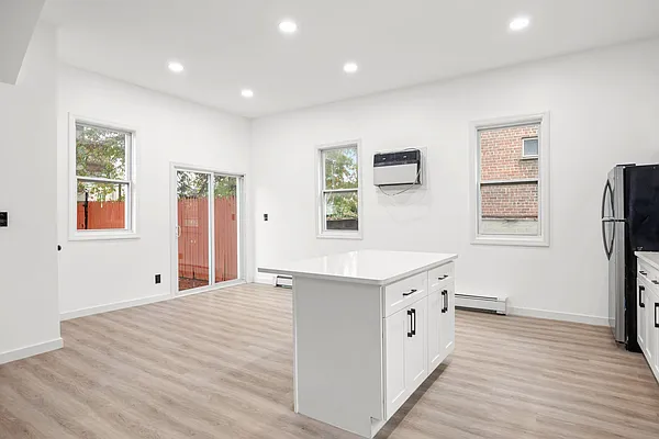 Sold by RE MAX Team | media 13