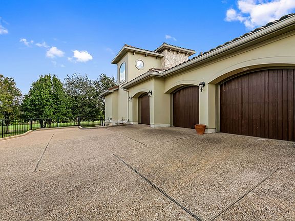 2nd image of 108 Shore Oaks Ct