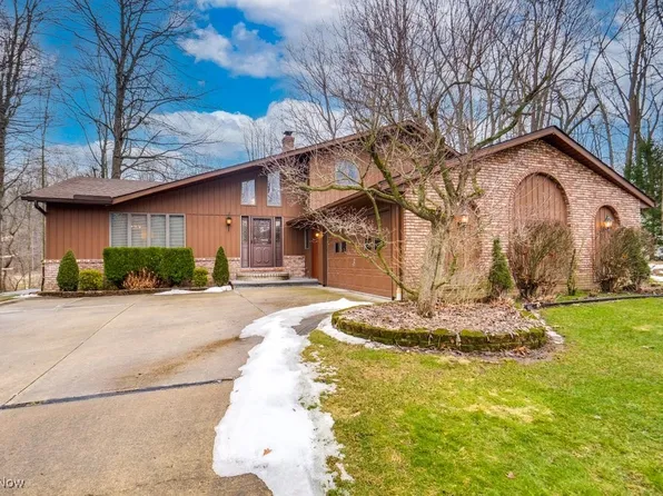 6795 Strathmore Dr, Valley View, OH 44125