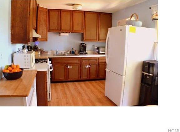 4th image of 8 Seneca Ln