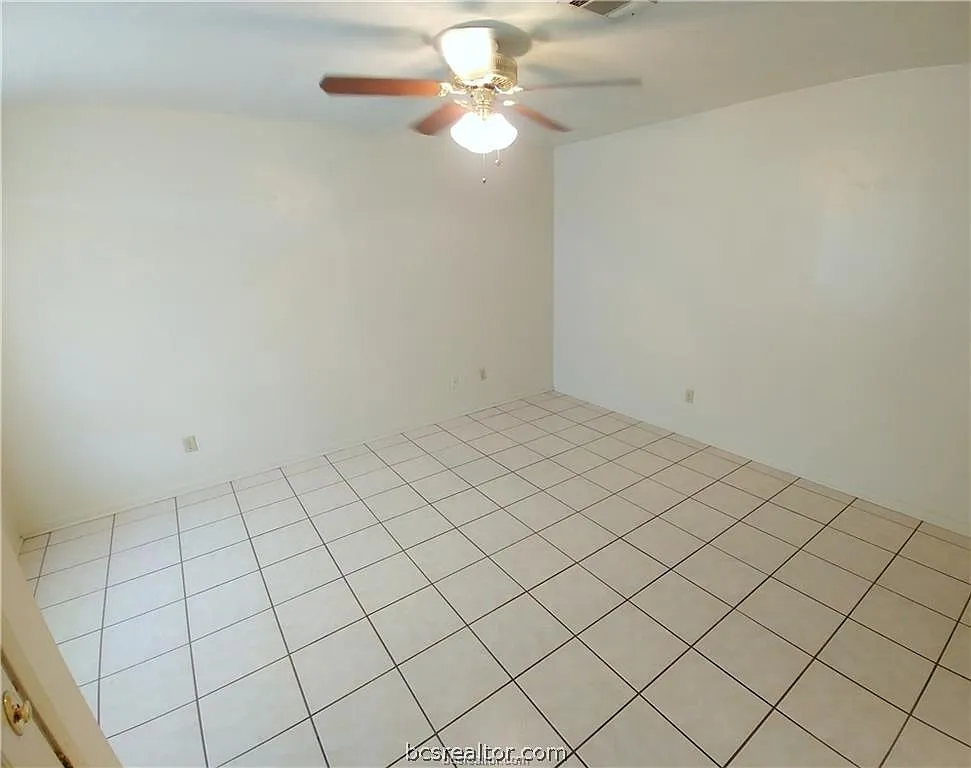 2 bed, 1.0 bath, 891 sqft, $956 — Photo 3