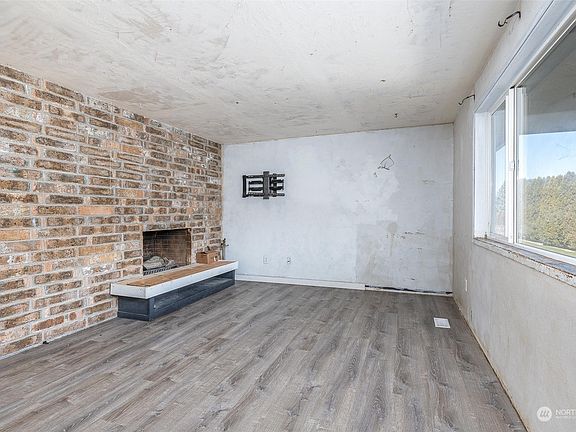 3rd image of 1909 Orchard Way