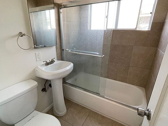 5th image of 954-962A Wilbur Ave #D