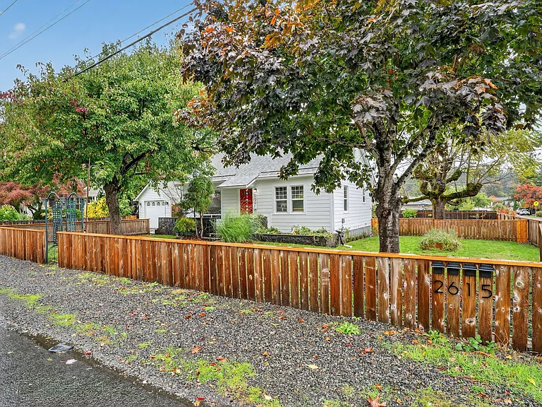 2615 Lancaster St — Photo 36