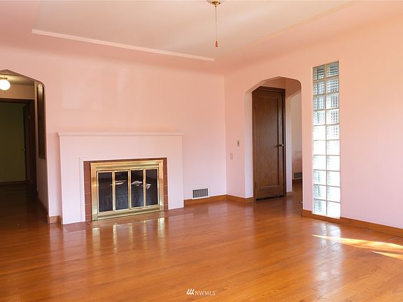 5th image of 1302 N Rainier Ave