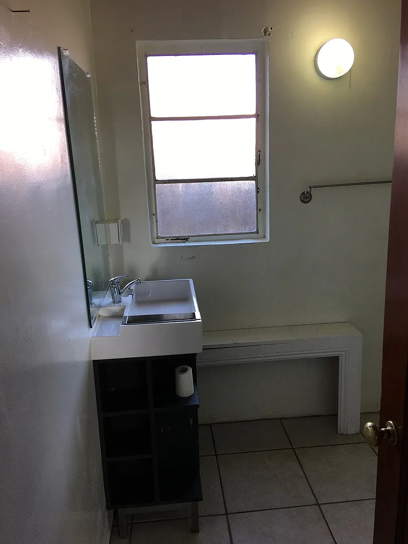 1 Bedroom House In Marysville! Available Now!! — Photo 2
