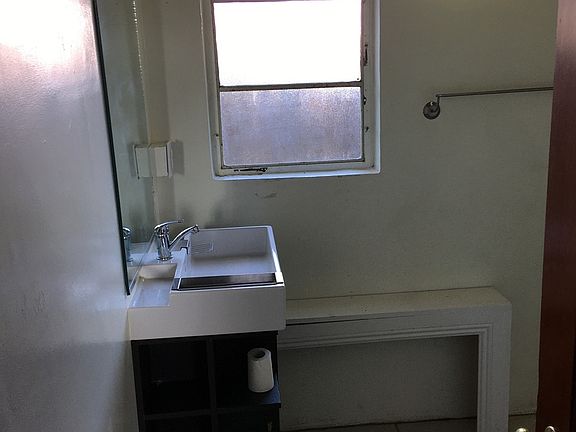 2nd image of 410 Lemon St