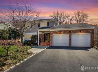 41 Stirling Ct, Metuchen, NJ