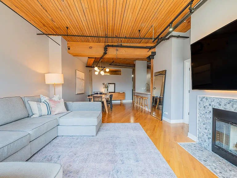 411 W Ontario St — Photo 16
