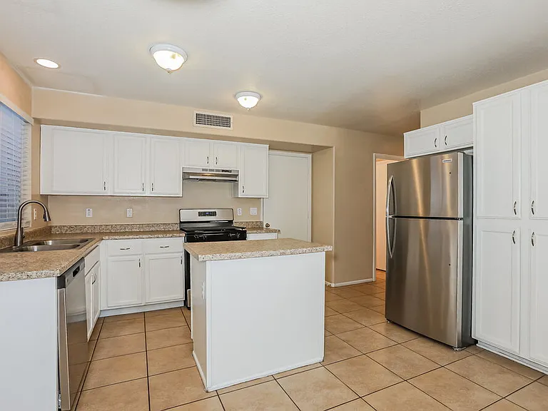 919 W Juanita Ave — Photo 6