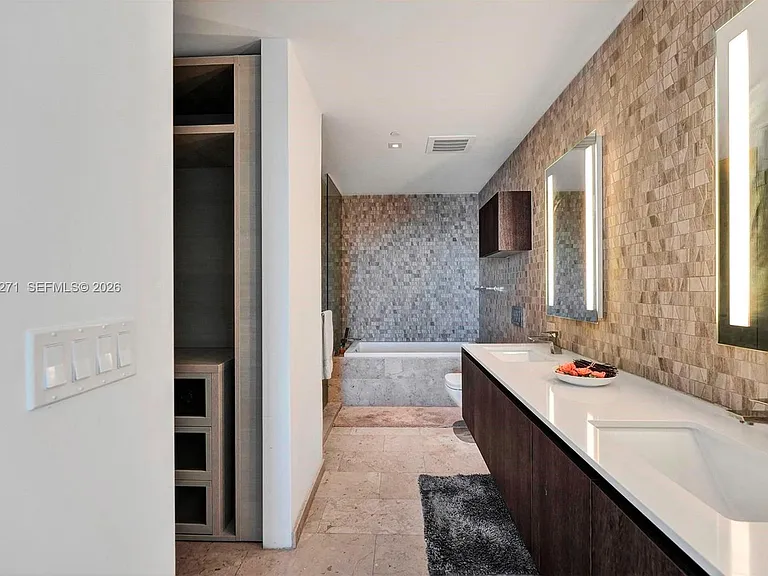 88 SW 7th St #2106 — Photo 25