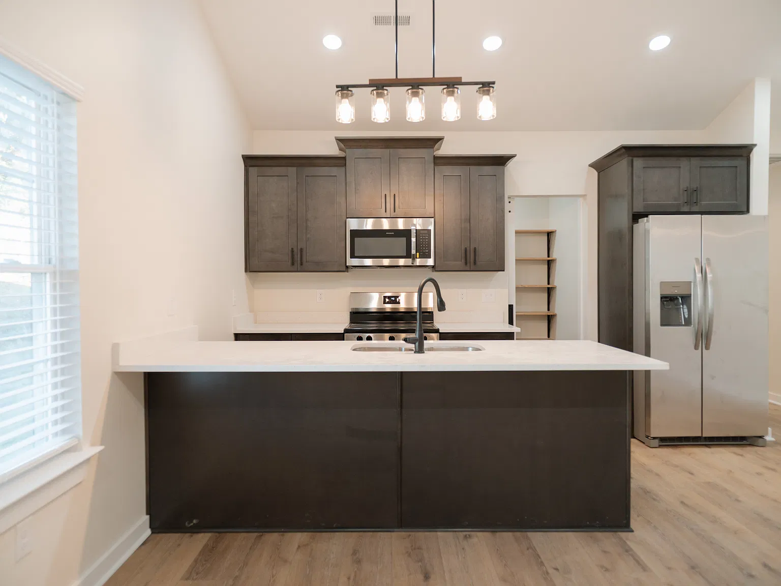 2 bed, 900 sqft, $1,500 — Photo 3