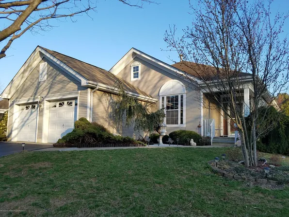6 Bellflower Dr, Lakewood, NJ 08701
