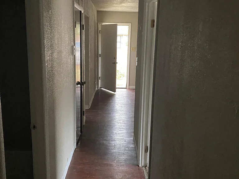1045 Hobart St — Photo 6