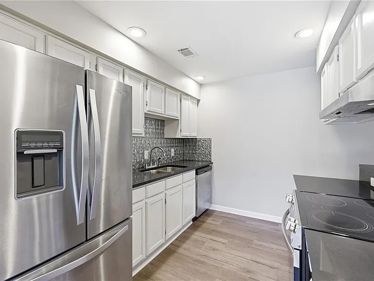 605 Candler St #B13 — Photo 13