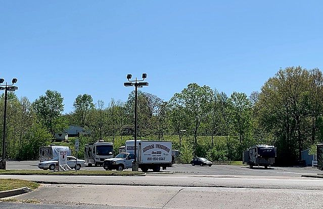 2nd image of 613 N State Highway 25
