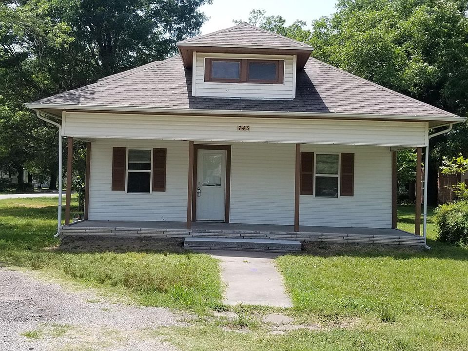 1st image of 743 Wyandotte Ave
