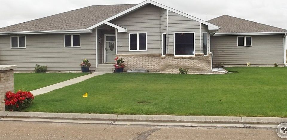 1st image of 702 S Wynona Ave