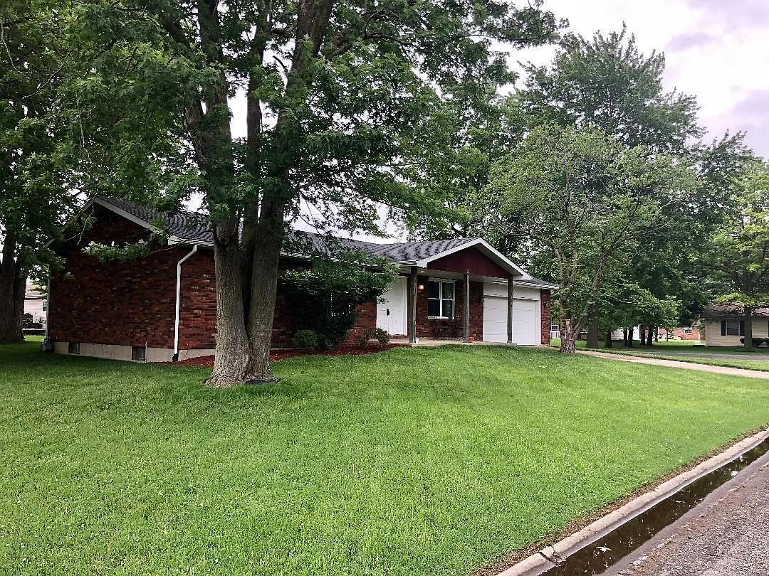 105 Colonial Dr photo 1