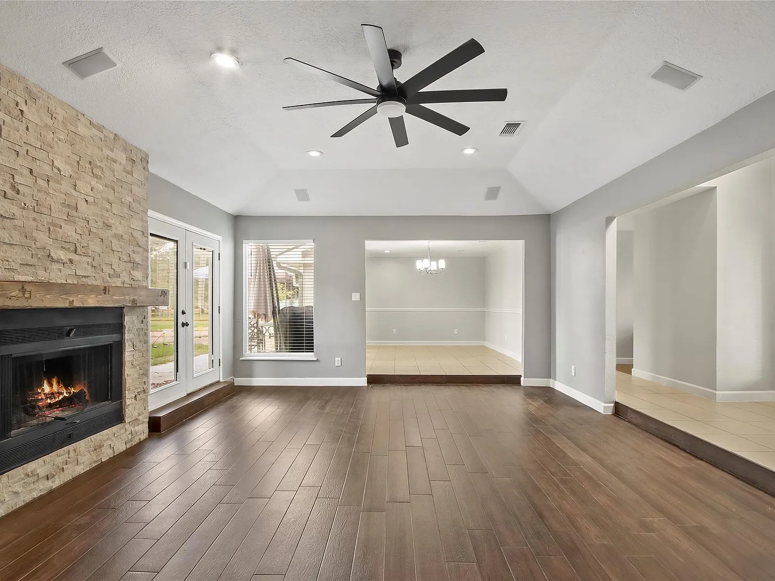 4 bed, 2.0 bath, 3003 sqft, $4,000 — Photo 3