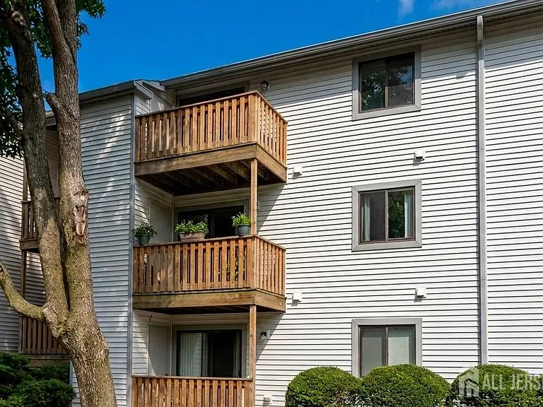 1508 Ravens Crest Dr — Photo 1