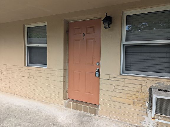 3rd image of 916 SW 15th Ter APT D